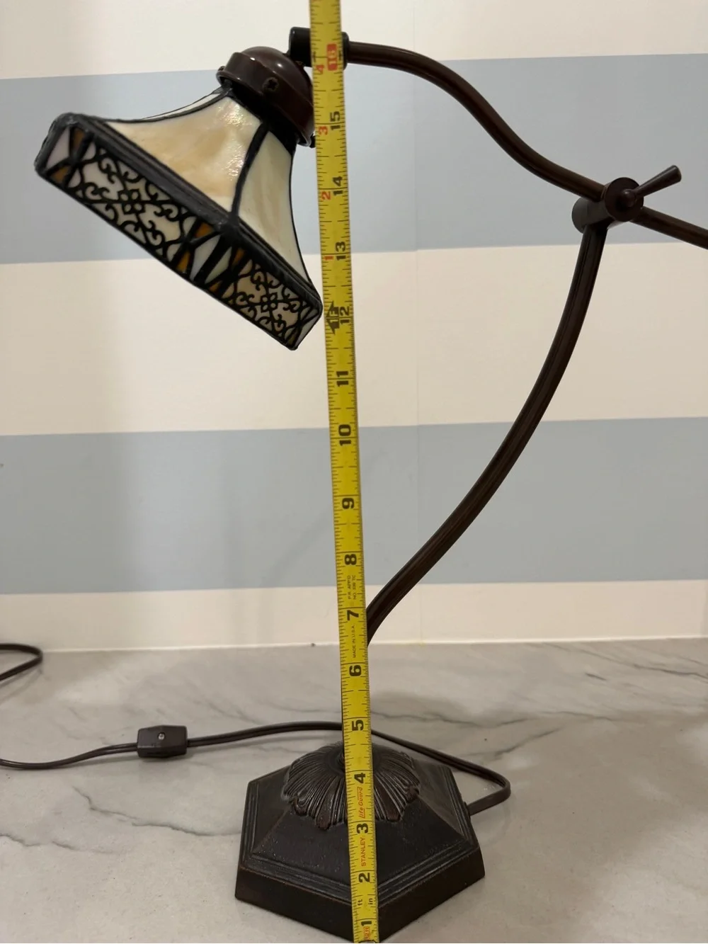 Vintage Ting Shen Tiffany Style Glass Desk Lamp in Cream & Amber